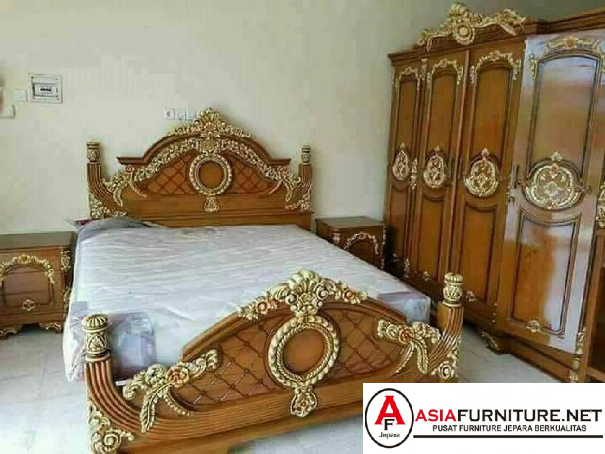 Set Kamar Tidur Klasik Mewah